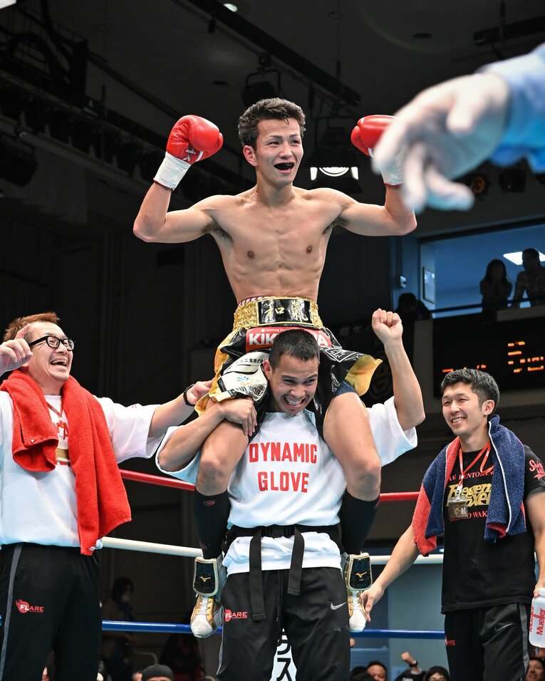 FLARE山上ボクシングの赤井祥彦代表らと喜ぶ和氣慎吾（写真は2019年スーパーバンタム級 10回戦）©️Hiroaki Yamaguchi/AFLO