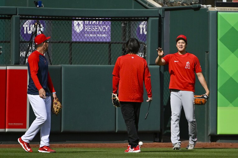 試合前、ヌートバーの姿を見つけると、笑顔で手を振りやって来た大谷　©Getty Images