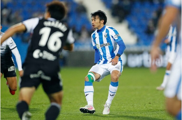 柴崎岳vs岡崎慎司が《ユニフォームを引っ張ってバチバチ》 撮影カメラマンが凍えそうな雨中で捉えた“熱いバトル”の瞬間(36)