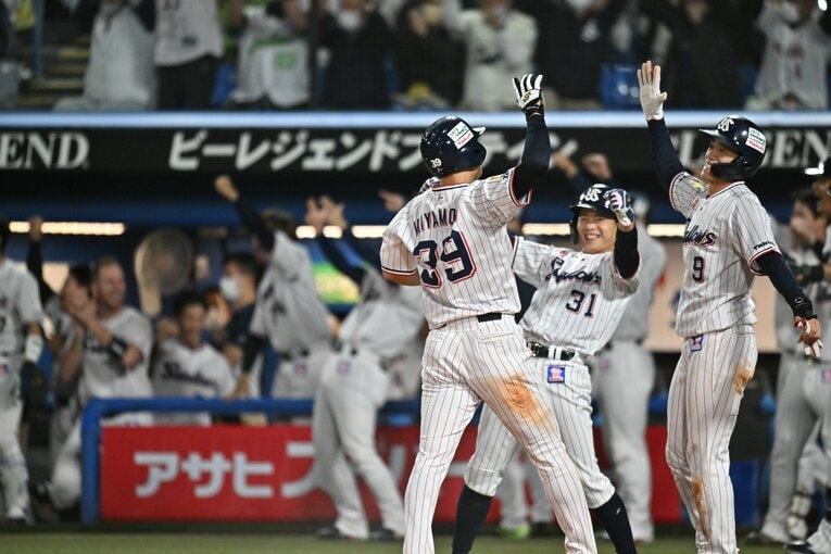 村上の内野安打＋悪送球からホームに生還し喜ぶヤクルト宮本丈　©︎Hideki Sugiyama