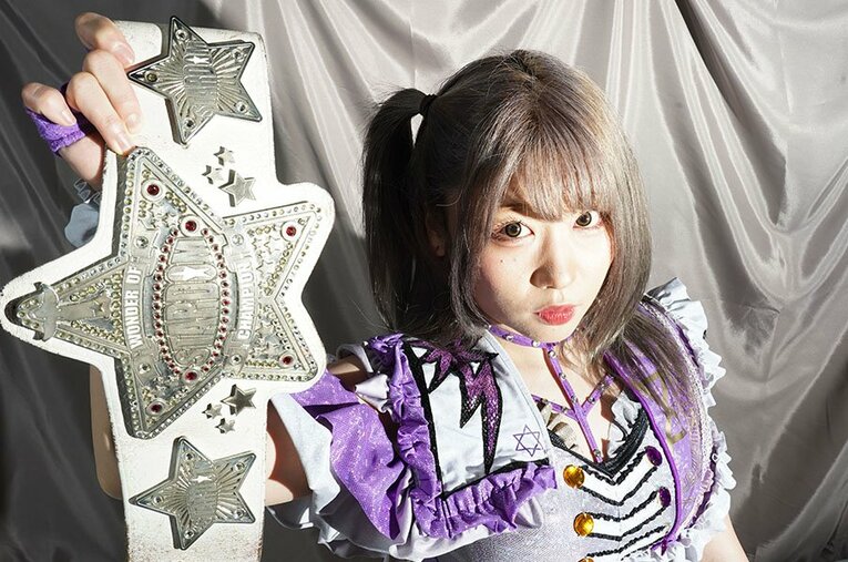 スターダムの白いベルトを手にした中野たむは、“感情のベルト”への強い思いを抱いている ／ photograph by Essei Hara