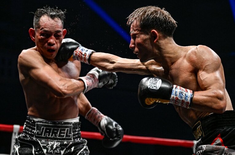 鼻を折られながらノニト・ドネアに攻勢をかける堤聖也。レジェンドとの激闘にスプリット判定で勝利し、WBA世界バンタム級王座を防衛した ／ photograph by Hiroaki Finito Yamaguchi