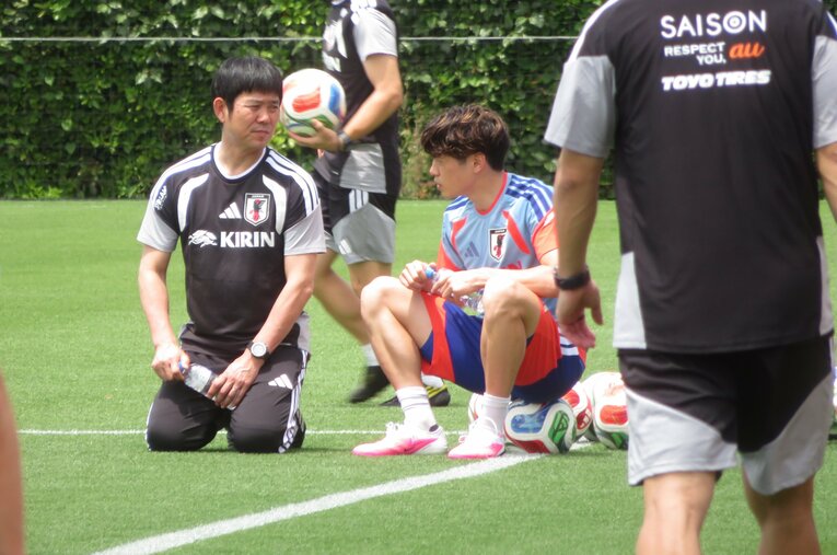 合宿初日の森保監督と鈴木唯人（写真は右に続きます）　©NumberWeb