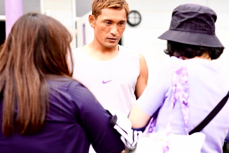 練習後、サポーターのサインに応じる青山敏弘　©︎Atsushi Iio