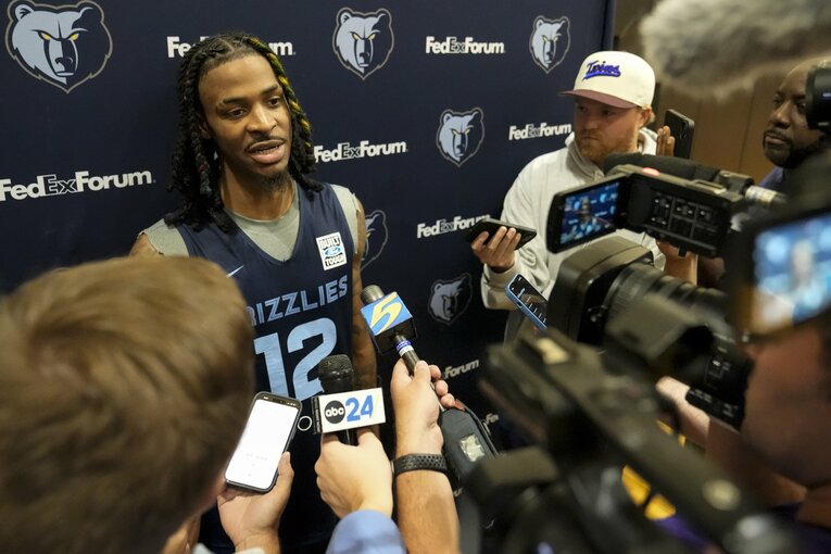 記者に囲まれるジャ・モラント（25歳）。河村と同じポイントガードのスーパースターだ　©︎AP/AFLO