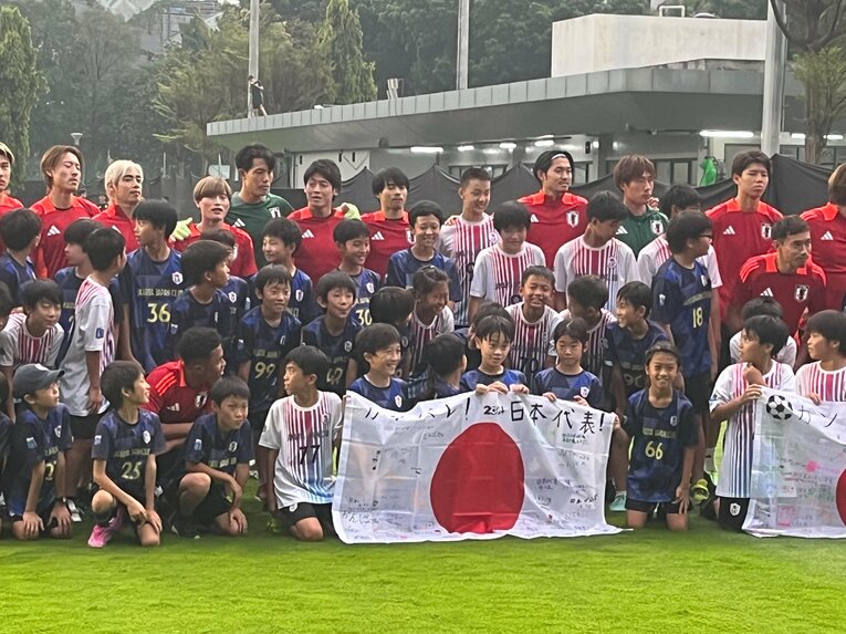 現地ファンとのふれあい　©Yusuke Mimura