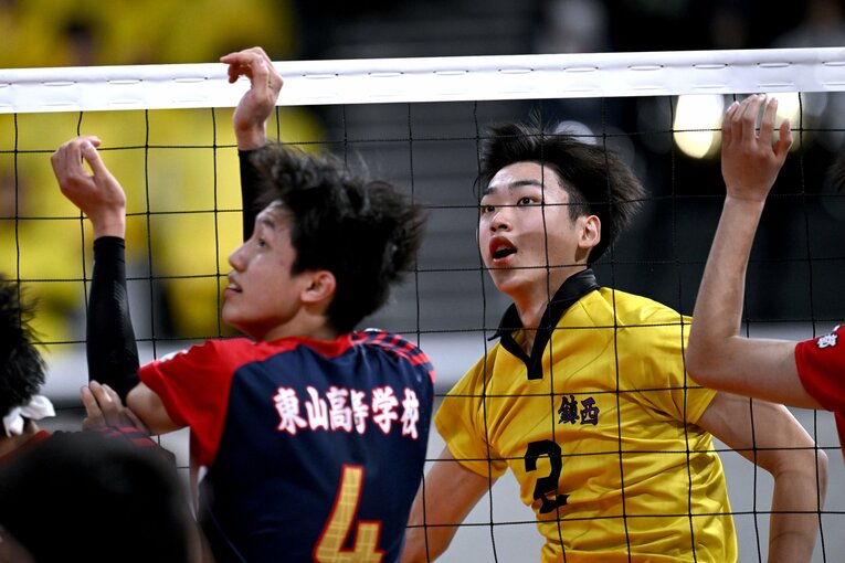 身長191センチ、最高到達点345センチの一ノ瀬漣。東山・岩田怜緯（左）との2年生エース対決は大会のハイライトの一つだった　©︎Hiroyuki Nakamura