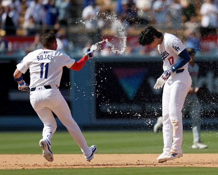 【テレビに映らないドジャース名場面】サヨナラ打の大谷をウォーターシャワーで祝福するロハス（写真は右に続きます）　©Getty Images