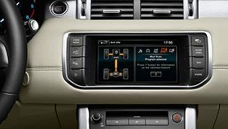 【4WDアクティブ・ドライブライン】オン＆オフロードを問わず常にドライブ状況をモニタリングし、必要に応じて350ミリ秒以内に2WDから4WDにシフトする。 