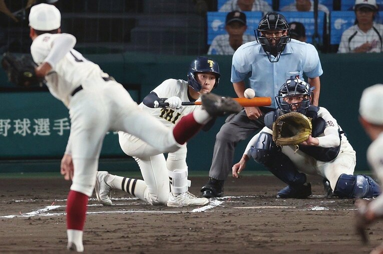 2024年夏の甲子園3回戦「大社ー早稲田実」は11回裏のタイブレークで決着する名勝負に。公式戦未出場だった大社の控え捕手が値千金の“神バント”を決めた ／ photograph by Asahi Shimbun