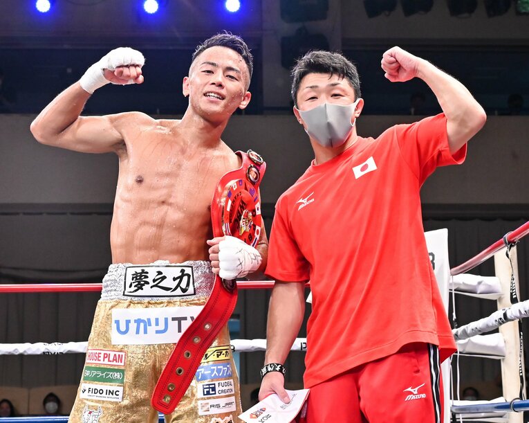 8月26日、東洋太平洋Sバンタム級王座を獲得し、トレーナーの八重樫東とガッツポーズ　©Hiroaki Yamaguchi/AFLO