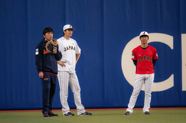 談笑する大谷と水原通訳ら（3日の壮行試合前）©Nanae Suzuki