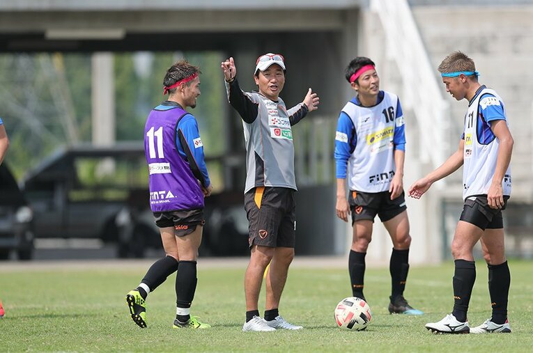 タイキャンプ中、熱心に指導する霜田正浩監督。レノファ山口の2020シーズンの冒険は必見だ。 ／ photograph by Norio Rokukawa