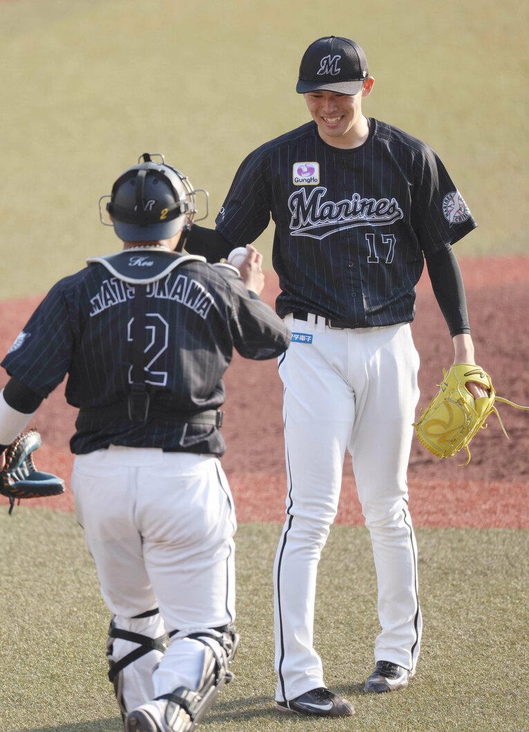 昨年４月１０日、完全試合を達成した佐々木朗希と抱き合う松川（左）　©︎JIJI PRESS