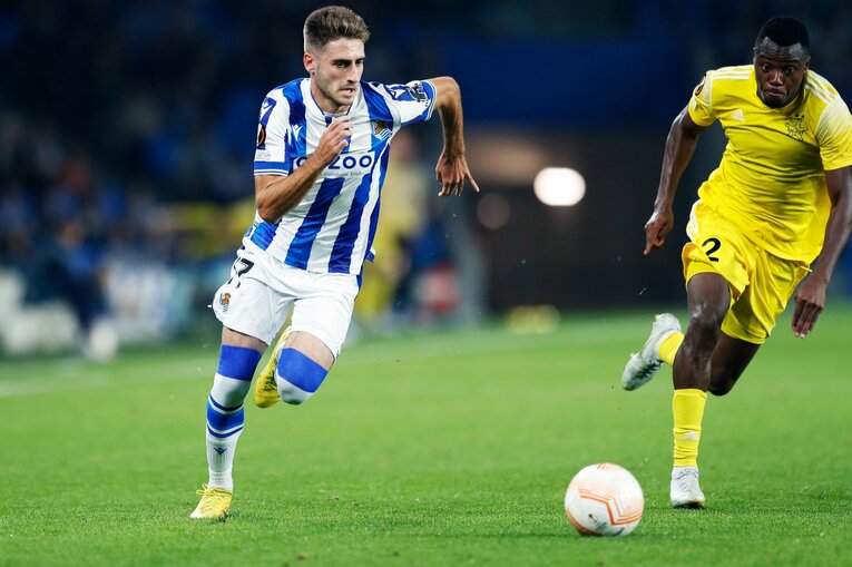 “クボコールに応えるヘディングアシスト”だけでない久保建英の強み 「自信に満ちる右サイドでの落ち着き」をELで撮った(24)