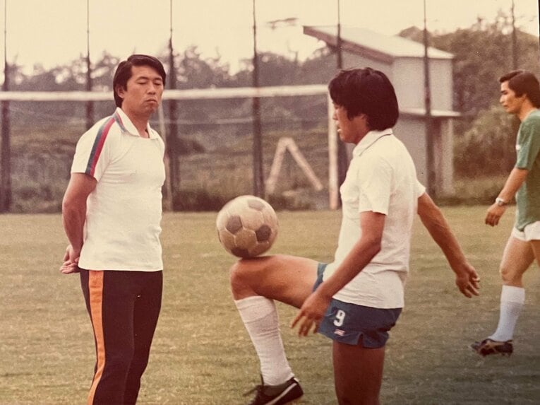 ヤマハ発動機（現ジュビロ磐田）監督時代の杉山隆一（写真左／本人提供）