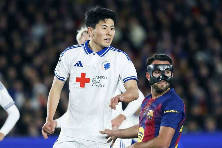 日本代表22歳DFがCLバルサ戦で「ボランチなの!?」「レバンドフスキに頭1つ飛び出て空中戦勝利」超ポリバレントな鈴木淳之介にカメラマン驚き(11)