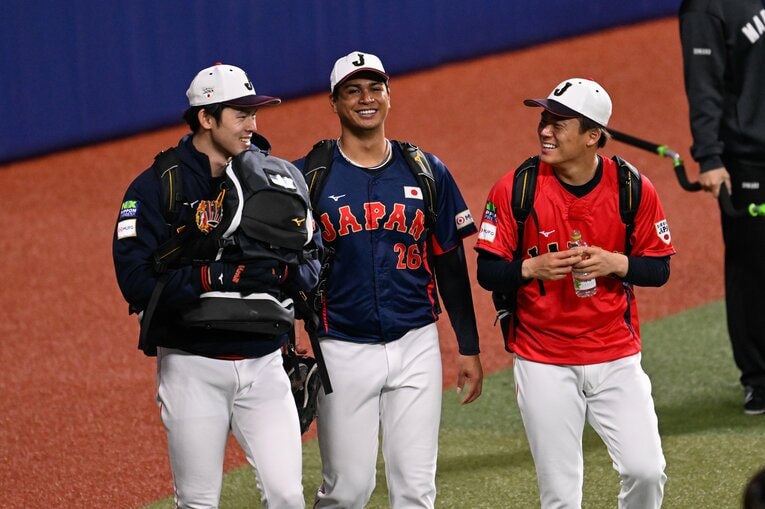 楽しそうに会話する佐々木朗希、宇田川優希、山本由伸　©︎Naoya Sanuki
