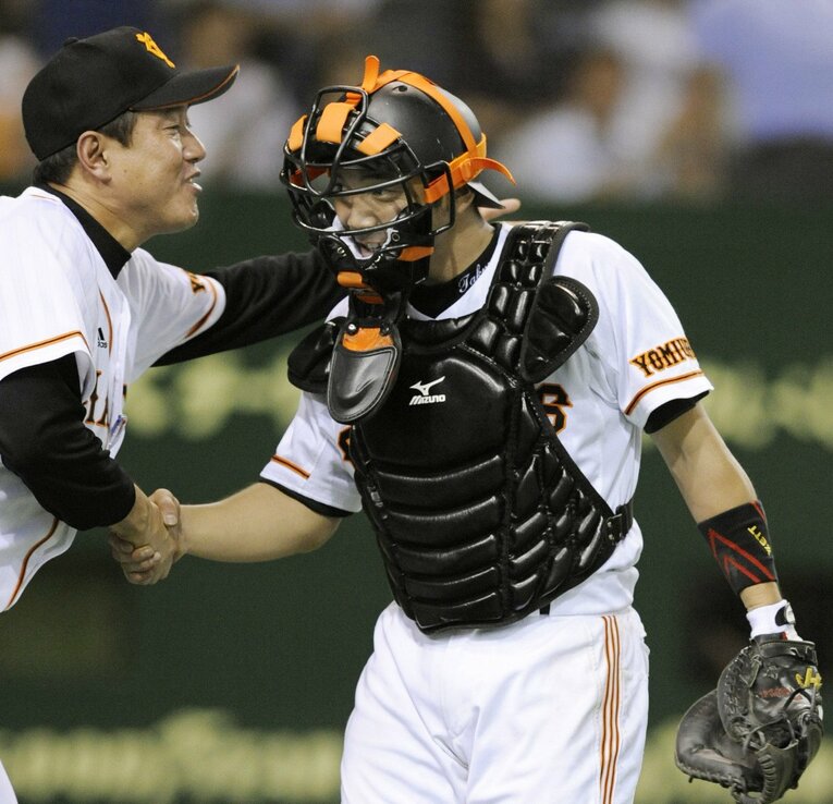 捕手を務めた木村拓也内野手を笑顔で出迎える原監督　(C)KYODO