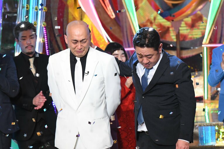 優勝決定後、涙を流した錦鯉（ソニー・ミュージックアーティスツ）。長谷川雅紀（左）、渡辺隆　©︎M-1グランプリ事務局
