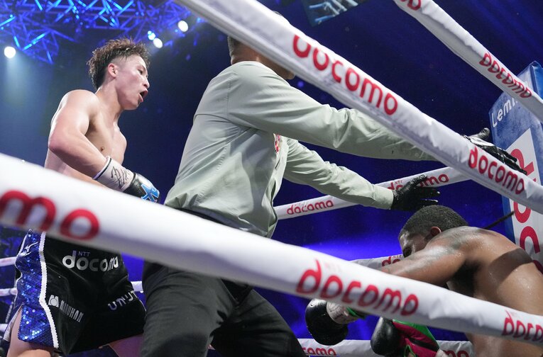 井上尚弥のラッシュを浴びて崩れ落ちるフルトン。ほぼ同時にレフェリーが試合を止めた　©Naoki Fukuda