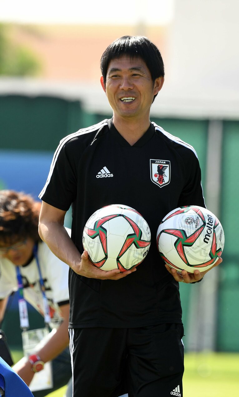 練習を終え笑顔でボールを片付ける森保一監督（写真は2019年1月）　©NIKKAN SPORTS