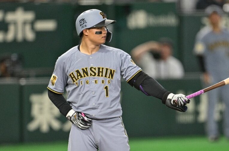 打撃タイトル争いで同僚・佐藤輝明の背中を追う森下翔太。阪神前監督の岡田彰布はドラフト指名当時「中距離バッター」という評価を下していた ／ photograph by Nanae Suzuki