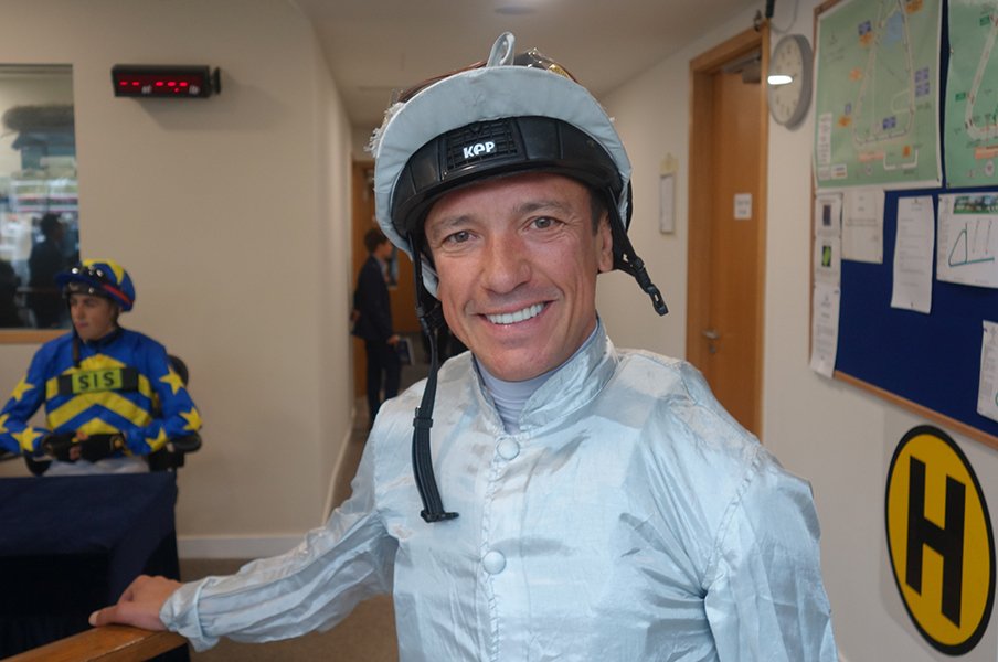 横山典弘が語るデットーリの凄み。「どんな騎乗をしても驚かない」<Number Web> photograph by Satoshi Hiramatsu