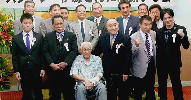 日本人世界王者の恩人 スタンレー伊藤の死を悼む 具志堅用高やガッツ石松も ボクシング Number Web ナンバー 日本人世界王者の恩人 スタンレー伊藤の死を悼む 具志堅用高やガッツ石松も ボクシング Number Web ナンバー