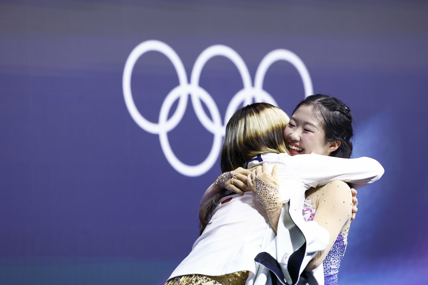 アリサ・リュウと中井のハグ。今五輪を象徴する名シーンだった（アリサ・リュウの笑顔が見られる逆アングル、2人や「りくりゅう」の“レアな若き日”など貴重写真は右に続きます）　©Sunao Noto/JMPA
