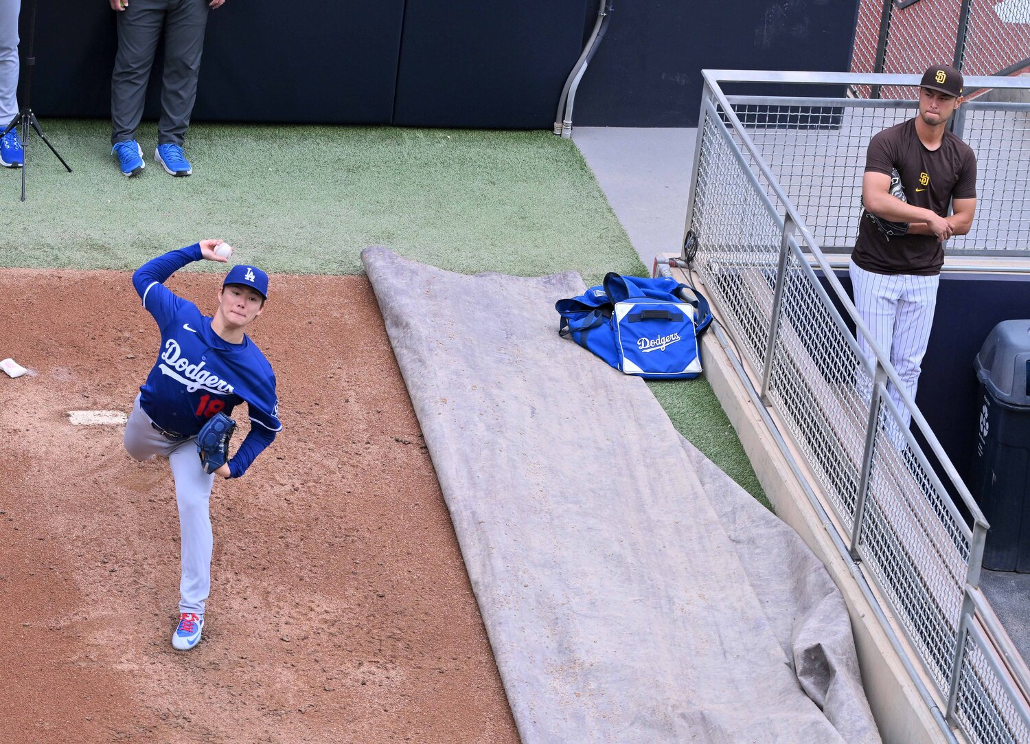 山本の投球練習を見つめるダルビッシュ　©JIJI PRESS