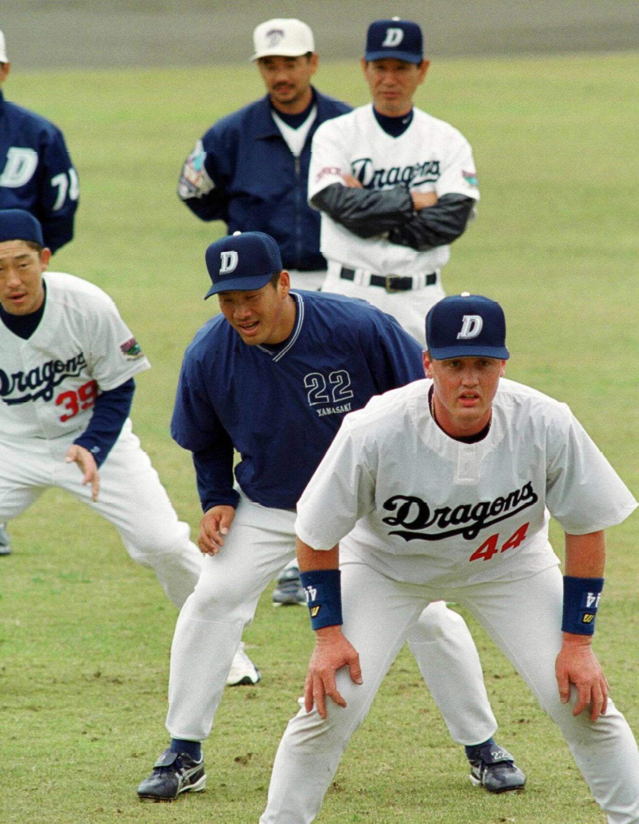 星野仙一監督(後方)が見つめる中練習するディンゴ(前)、山﨑武司、中村武志 ©JIJI PRESS