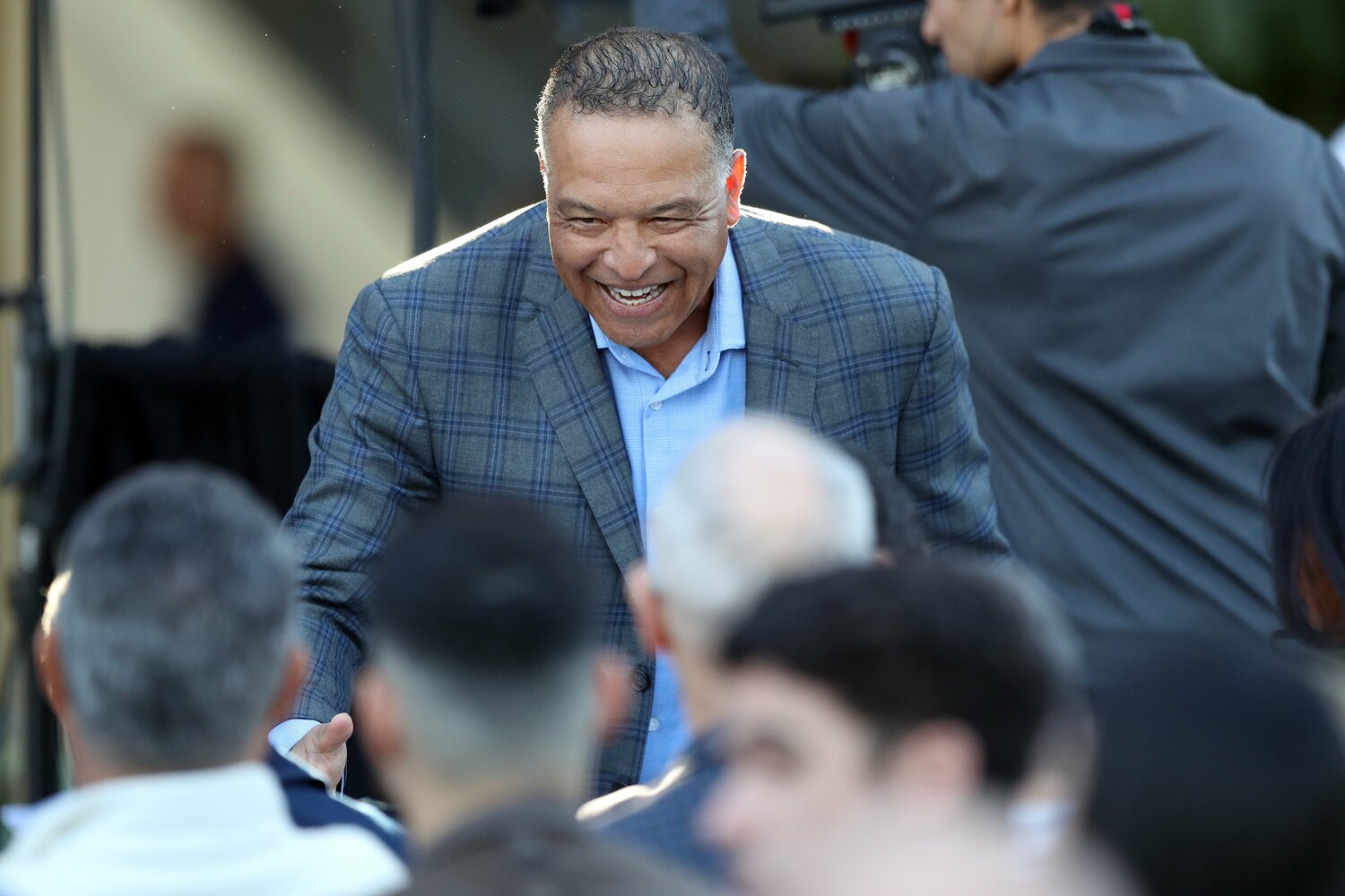 最前列に座ろうとするロバーツ監督。嬉しさが溢れた表情　©Getty Images