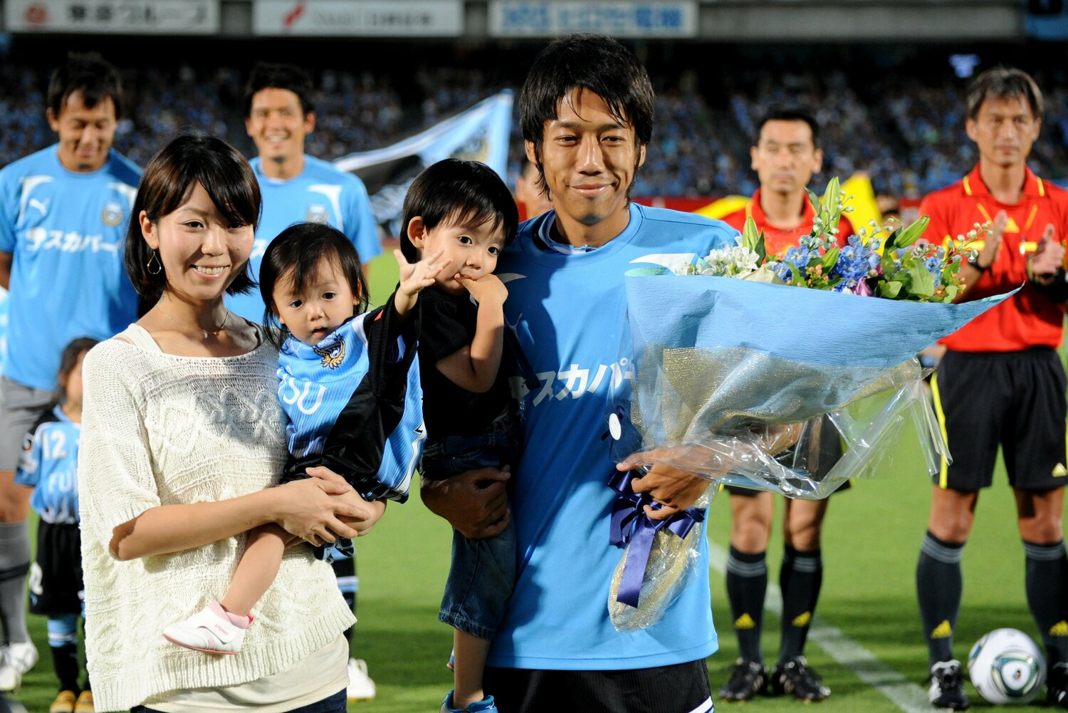 2011年7月、通算200試合を記念したセレモニー。中村憲剛に抱き抱えられる幼い頃の龍剛の姿も　©︎Masashi Hara/Getty Images