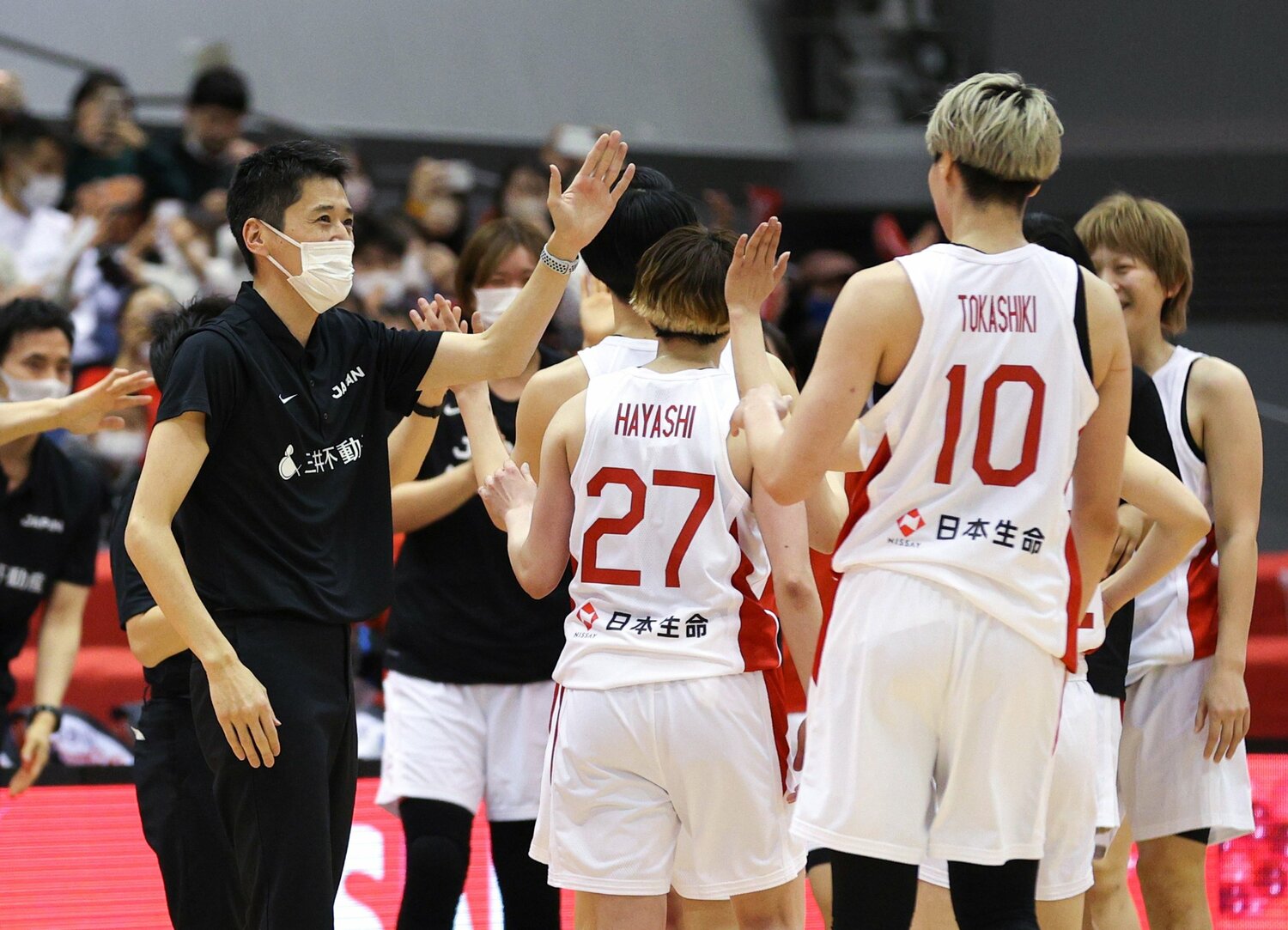 2022年2月10日、W杯予選のカナダ戦に勝利し、選手を笑顔で迎える恩塚HC　©︎Sankei Shimbun