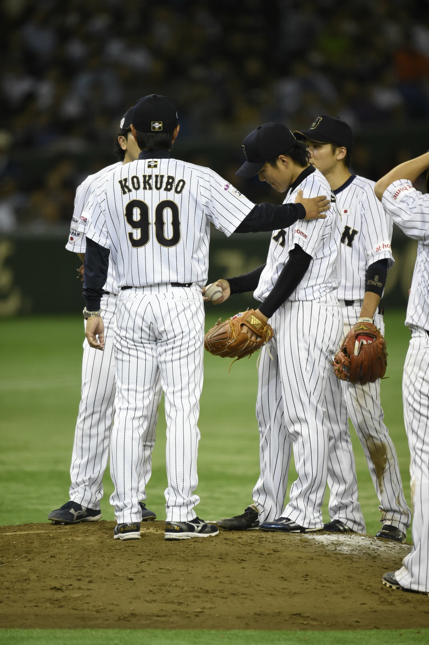 2015年プレミア12準決勝・韓国戦、則本（右）に交代を告げる小久保監督　©︎Naoya Sanuki