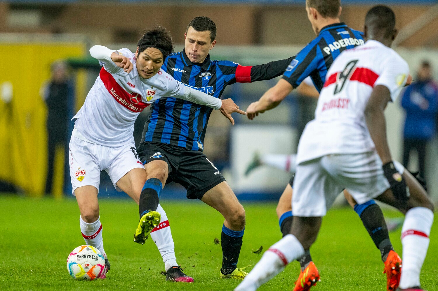 移籍発表翌日の1月31日にパーターボルン戦に途中出場した原口　©DPA/JIJI PRESS