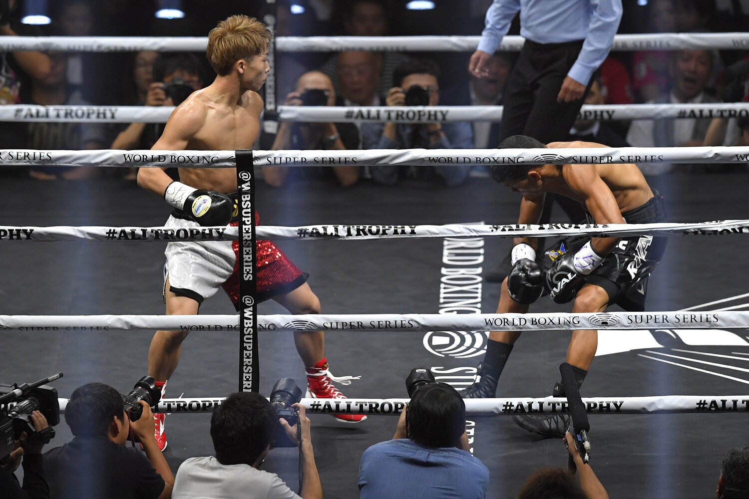 井上尚弥の強烈な右ストレートを浴びて崩れ落ちるパヤノ　©Koki Nagahama/Getty Images