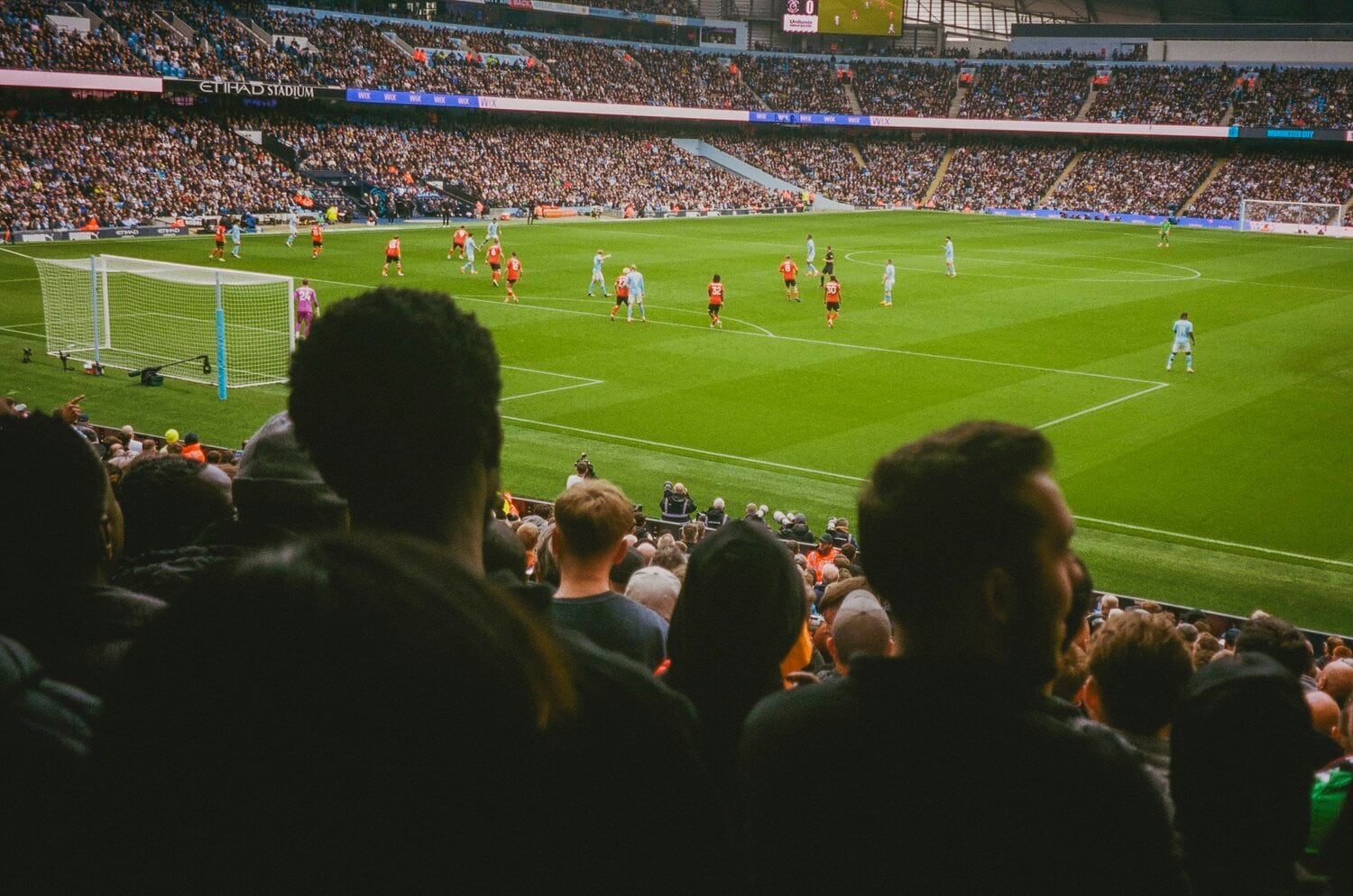 マンチェスター・シティの本拠地エディハド・スタジアムで行われたリーグ第33節。カメラマン延命氏はスタンドから世界最高峰のピッチに立つ従兄弟にレンズを向け続けた　©︎Yudai Emmei