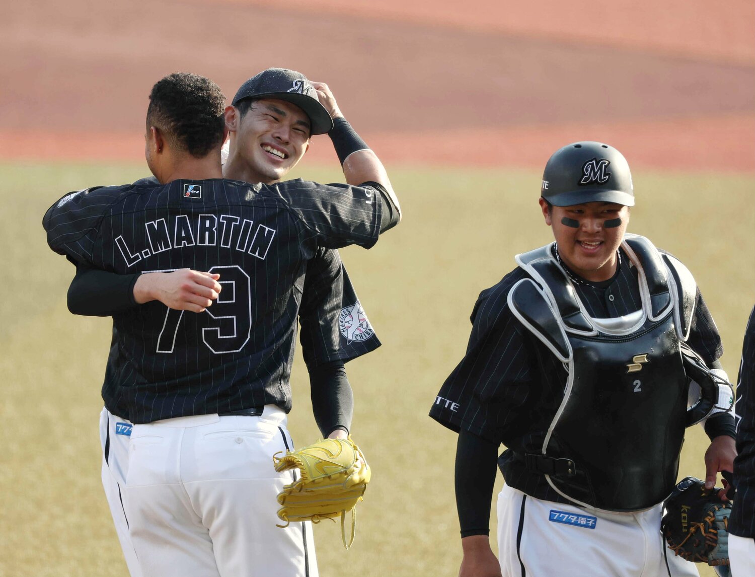 完全試合を達成し、マーティンらから祝福を受ける佐々木朗希　©︎JIJI PRESS