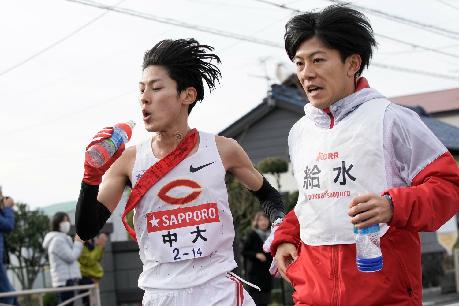 中大では兄弟のたすきリレーは実現しなかったが、兄弟の並走が給水で実現した　©Naoki Kitagawa