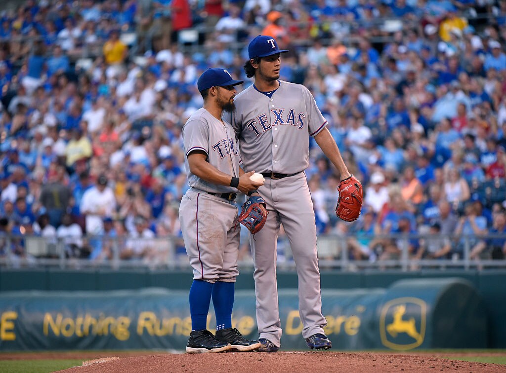 2016年、レンジャーズ時代のオドーアとダルビッシュ有 ©Getty Images