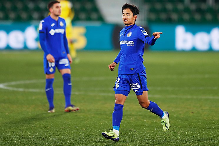 ピッチに入るやいなや、味方に指示を送る