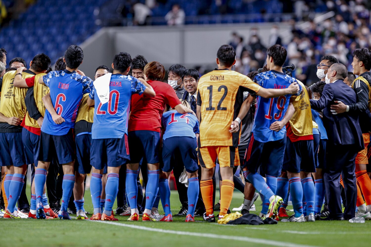 オーストラリア戦に勝利し、森保監督も選手と喜びを分かち合った