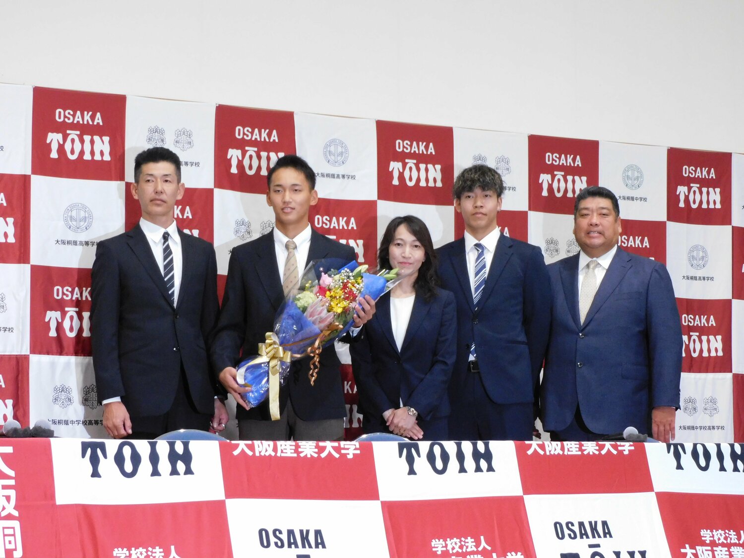 家族、西谷監督とともに ©Jun Aida