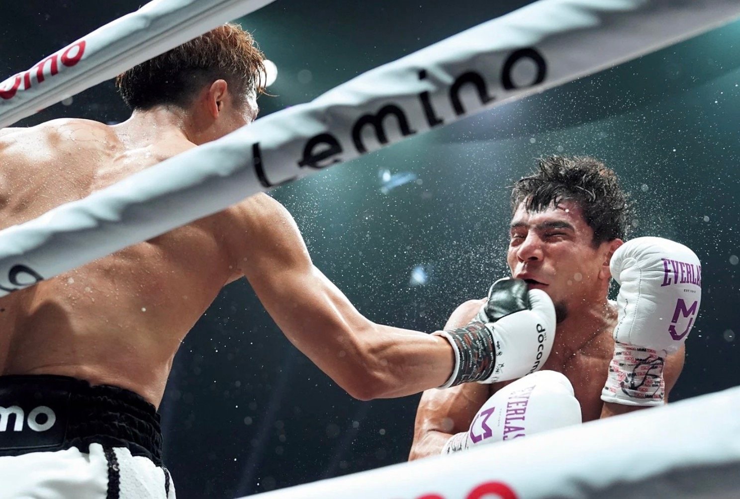 元2団体統一王者の挑戦者ムロジョン・アフマダリエフは大差の判定で敗れた ©Naoki Fukuda