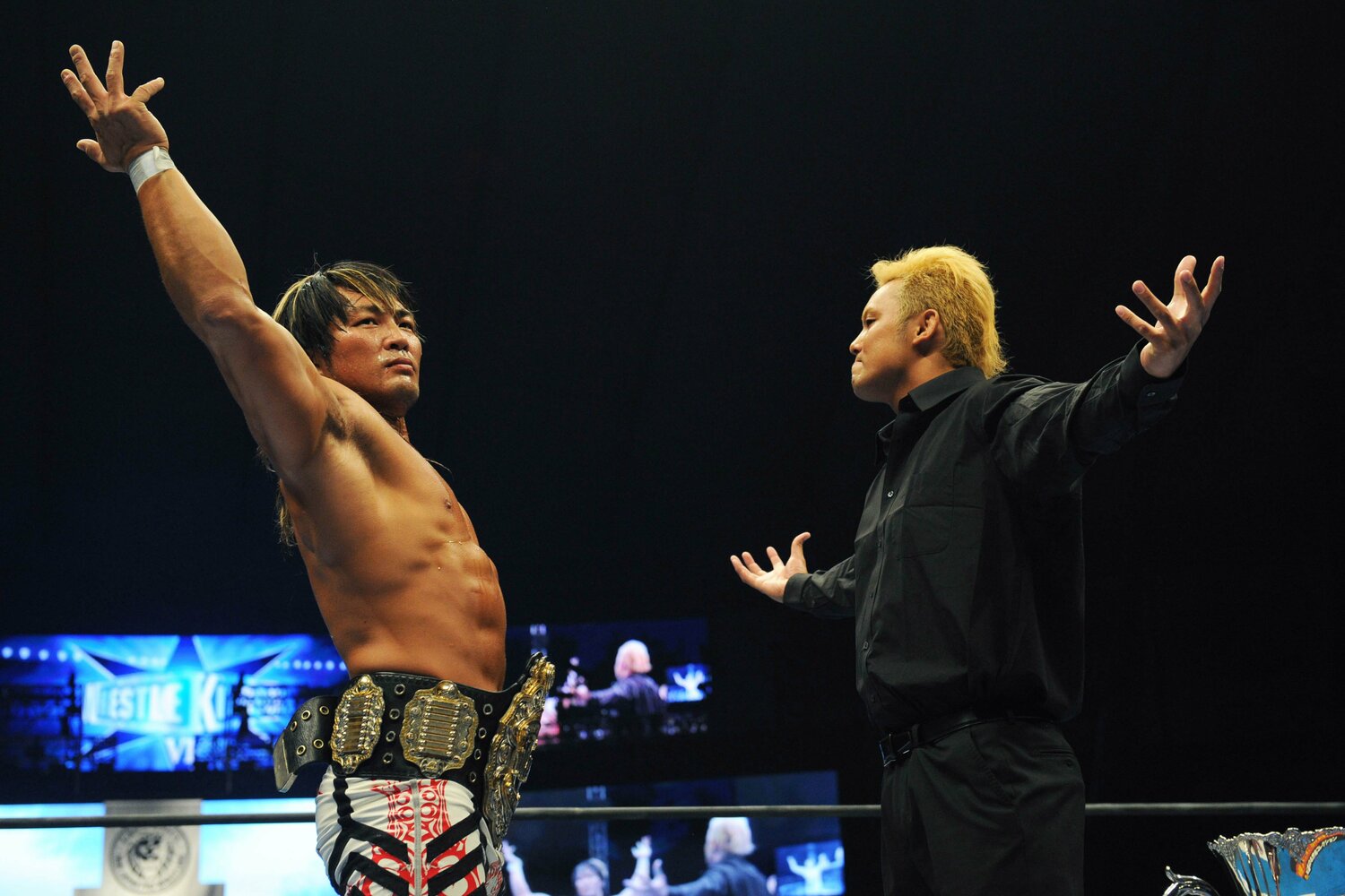 IWGPヘビー級王座11度目の防衛を果たした棚橋弘至に挑戦を表明した“レインメーカー”オカダ・カズチカ。すべてはここから始まった。2012年1月4日、東京ドーム ©Essei Hara