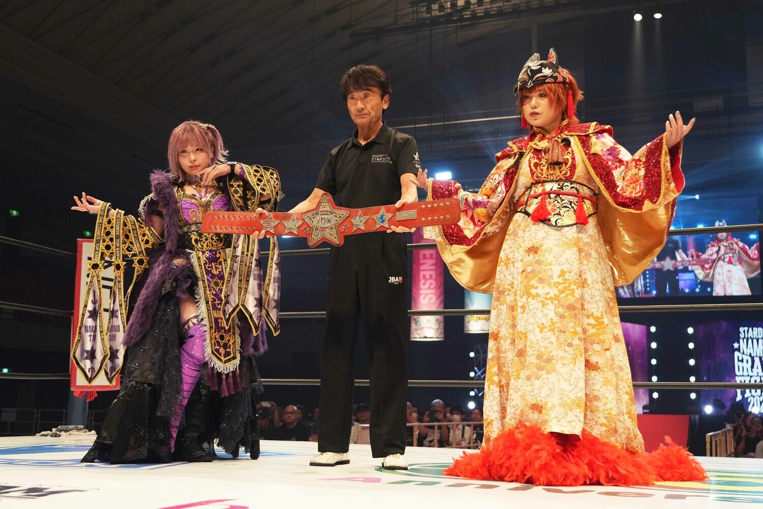 中野たむvs.舞華、試合前の記念撮影。9月14日、大阪府立体育会館　©Essei Hara