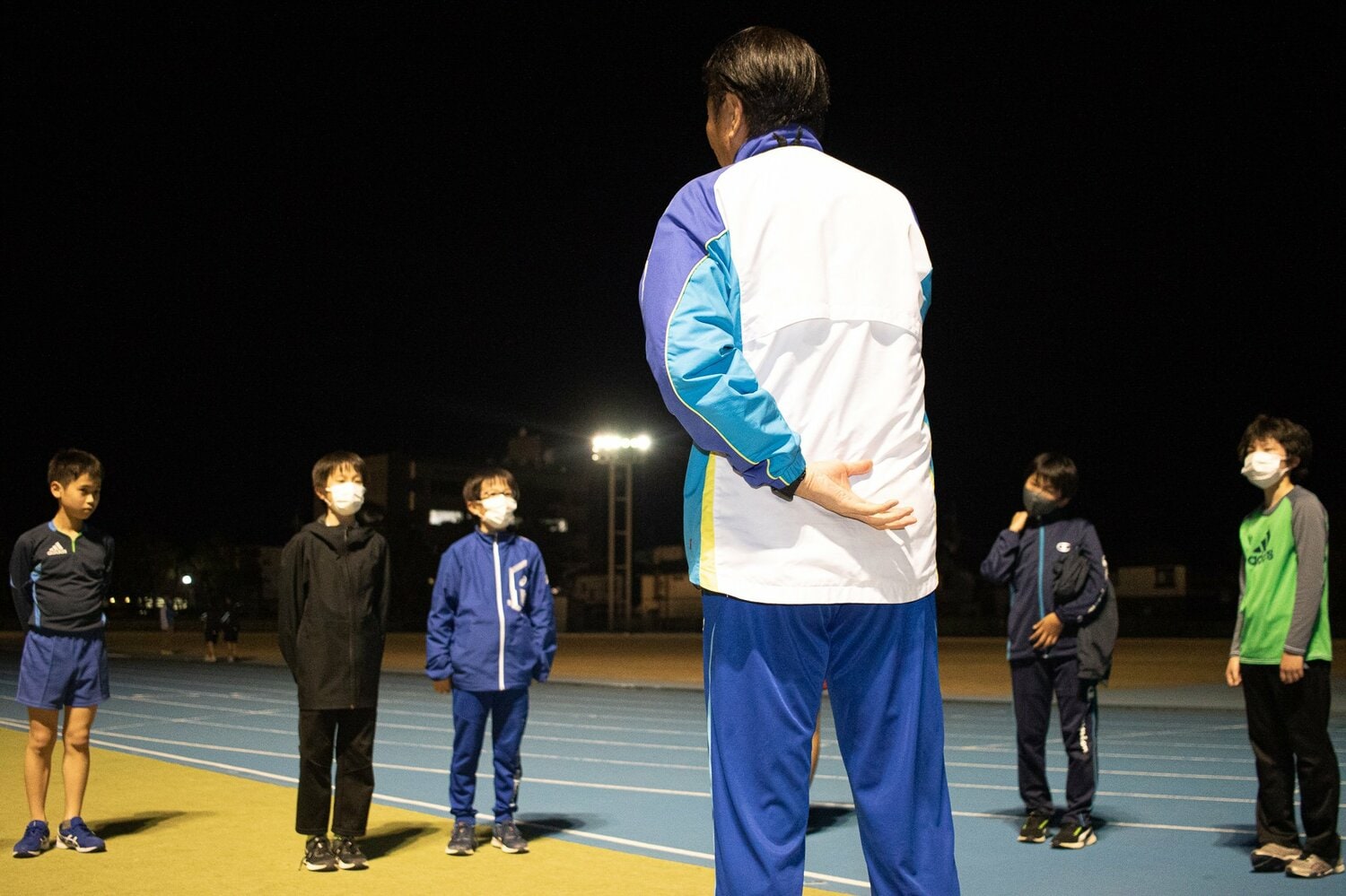 子どもたちを指導する仲井さん。TTランナーズでは記録や成績を追わない指導を基本としている　©️Kana Ikeda