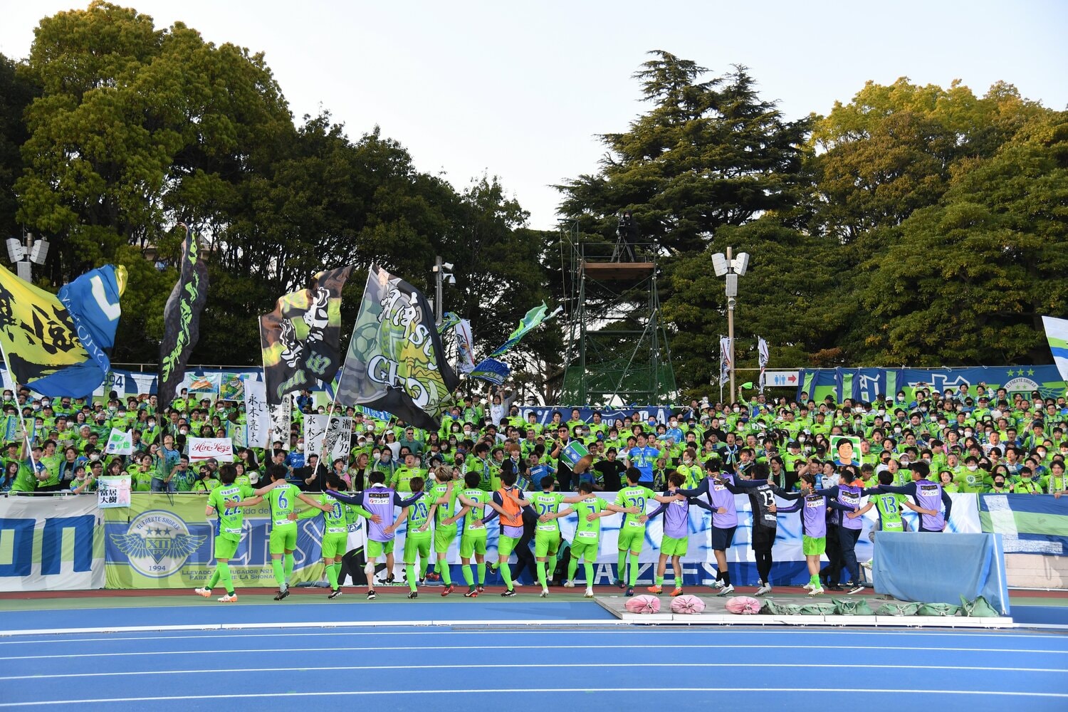 サポーターと勝利を喜び合う湘南ベルマーレの選手たち　©Masashi Hara/Getty Images
